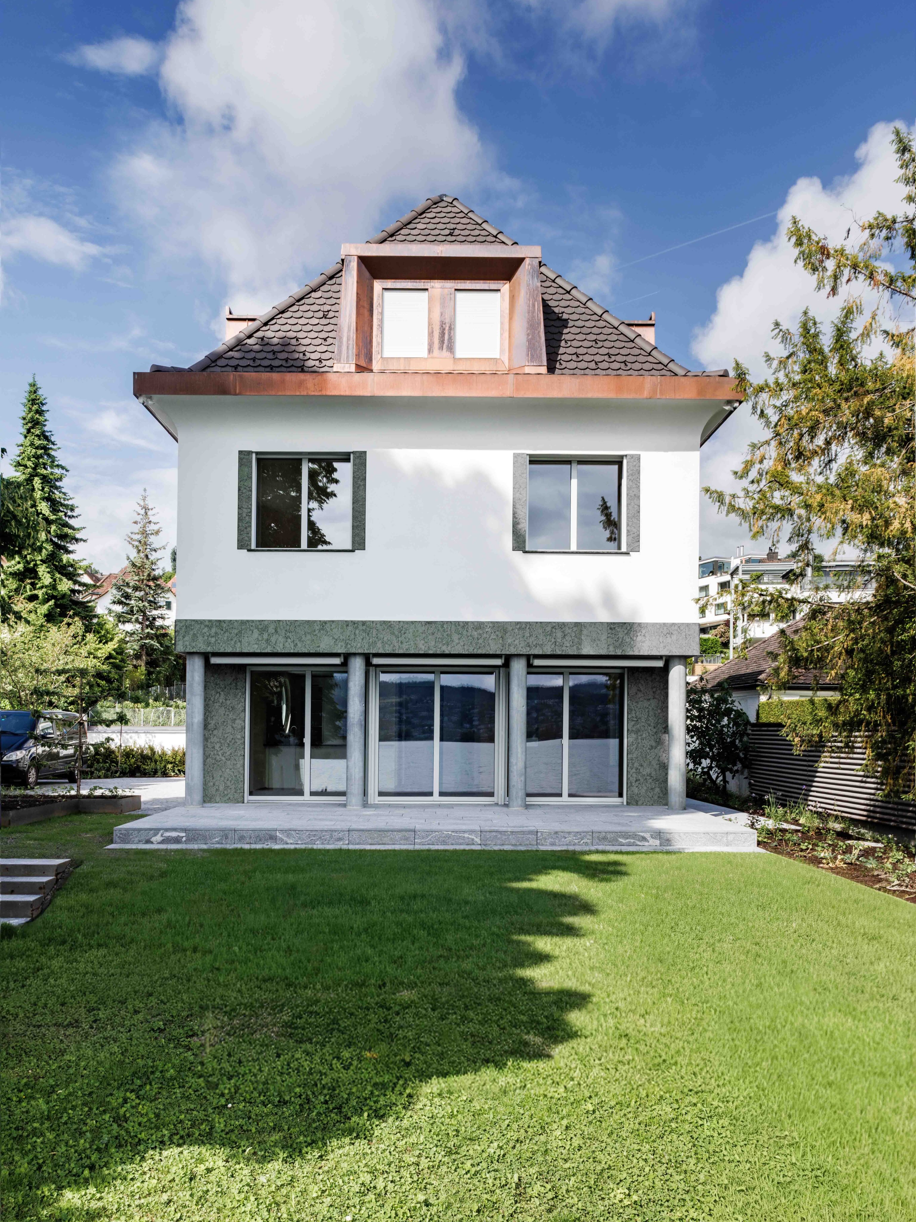 HAUS AM SEE, Zürich
Direkt am Seeufer bildet eine altehrwürdige Linde das Zentru...
